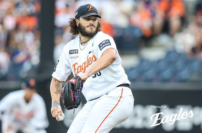 ▲ 6일 KT전에서 5이닝 1실점 투구로 KT의 앞길을 막아선 폰세 ⓒ 한화 이글스