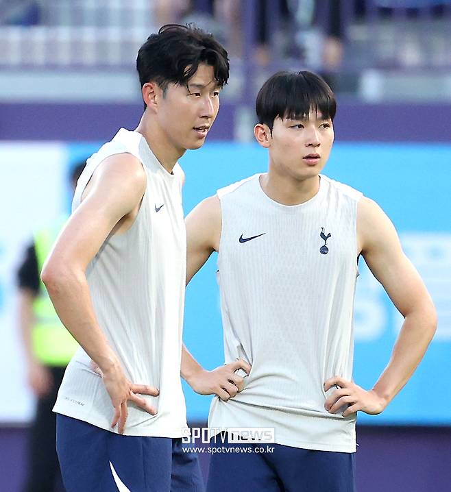 ▲ 양민혁이 임대로 뛸 포츠머스는 2000년대 초반 프리미어리그에서 머물던 클럽 중 하나였다. 박지성이 맨체스터 유나이티드에서 활약할 당시, 상대로 만난 적이 잦아 국내 축구 팬들에게도 익숙한 팀이다. 하지만 재정 문제로 4부 리그까지 추락했다가 2023-24시즌 13년 만의 2부 리그 승격을 확정했다. 그리고 지난 시즌에는 16위로 힘겹게 잔류했다.&nbsp; ⓒ곽혜미 기자