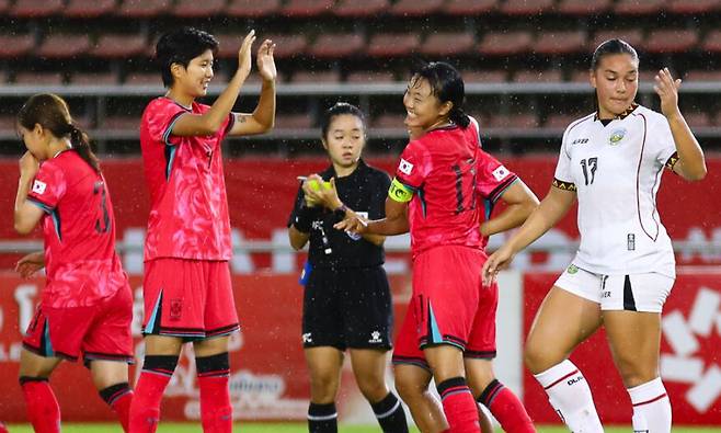 6일(한국시간) 라오스의 라오스 국립 경기장 KM16에서 열린 2026 아시아축구연맹(AFC) 20세 이하(U-20) 여자 아시안컵 예선 H조 1차전 동티모르전에서 골을 넣은 뒤 기뻐하고 있는 한국 U-20 여자 대표팀 선수들. /사진=AFC 제공