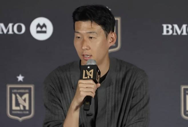 손흥민이 7일(한국시간) 미국 LA에서 열린 LA FC 입단 기자회견에서 취재진의 질문에 답하고 있다. /사진=LA FC 유튜브 영상 갈무리