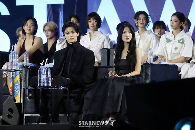 배우 변우석과 김혜윤이 27일 오후 태국 방콕 임팩트 챌린저 홀 1-2(IMPACT Challenger Hall 1-2)에서 열린 '제 9회 아시아 아티스트 어워즈'(The 9th Asia Artist Awards')' 에서 가수들의 무대를 즐기고 있다.  2024.12.27 /사진=임성균 tjdrbs23@