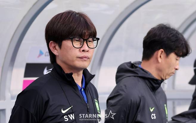 신상우 여자축구대표팀 감독이 6월 2일 용인미르종합운동장에서 열린 국가대표평가전 대한민국과 콜롬비아의 경기에서 지휘하고 있다 /사진=강영조 선임기자