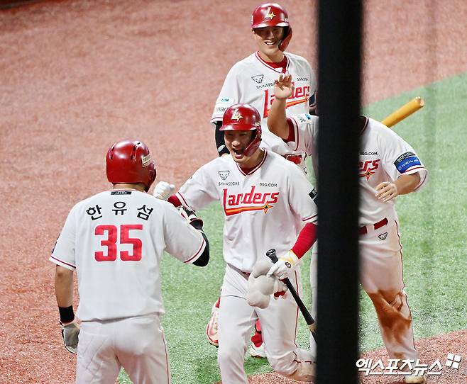 가운데에 위치한 SSG 랜더스 오태곤이 6일 인천 삼성 라이온즈전에서 홈런을 친 뒤 축하 받고 있다. 인천, 김한준 기자