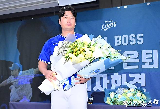 7일 오후 인천 오라카이 송도파크 호텔에서 삼성 오승환 은퇴 기자회견이 진행됐다.  삼성 오승환이 기념촬영을 갖고 있다. 인천, 김한준 기자