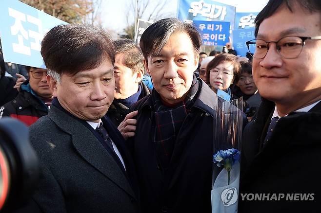 서울구치소 향하는 조국 전 대표 (의왕=연합뉴스) 박동주 기자 = 자녀 입시 비리와 청와대 감찰 무마 등 혐의로 기소돼 징역 2년 형이 확정된 조국혁신당 조국 전 대표가 16일 오전 경기도 의왕 서울구치소로 향하고 있다. 2024.12.16 pdj6635@yna.co.kr