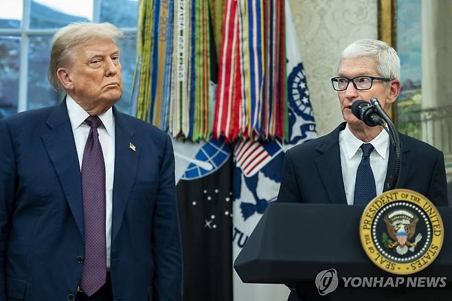 팀 쿡 애플 최고경영자(오른쪽) 발표 듣는 트럼프 미국 대통령 [EPA=연합뉴스. 재판매 및 DB 금지]