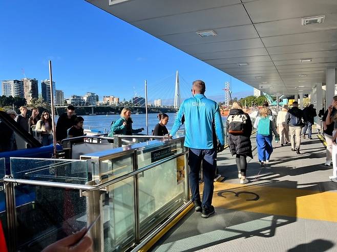 '시티캣'을 타고 출근하는 시민들 (브리즈번=연합뉴스) 김기훈 기자 = 지난 4일(현지시간) 호주 브리즈번 도심 리버사이드 선착장에 접안한 수상 교통수단 시티캣(City Cat)에서 승객들이 내리는 모습. 이들은 대개 브리즈번 중심 비즈니스 지구(Central Business District·CBD)에서 근무하는 직장인들이라고 시티캣 관계자는 설명했다. 2025.8.7 kihun@yna.co.kr