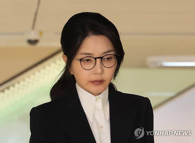 조사 받고 귀가하는 김건희 여사 (서울=연합뉴스) 최재구 기자 = 윤석열 전 대통령 부인 김건희 여사가 6일 서울 종로구 KT광화문빌딩 웨스트에 마련된 민중기 특별검사팀에서 피의자 신분으로 조사를 받고 귀가하고 있다. 2025.8.6 jjaeck9@yna.co.kr
