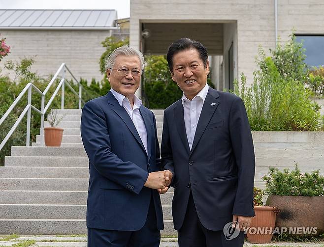 정청래 대표, 문재인 전 대통령 예방 (서울=연합뉴스) 더불어민주당 정청래 대표가 7일 경남 양산시 하북면 평산마을 문재인 전 대통령 사저에서 문 전 대통령을 예방, 기념촬영을 하고 있다. 2025.8.7 [더불어민주당 제공. 재판매 및 DB 금지] photo@yna.co.kr