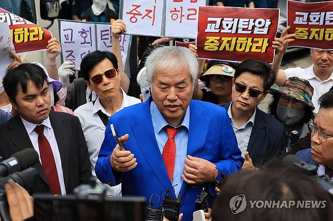 사랑제일교회 압수수색, 발언하는 전광훈 목사 (서울=연합뉴스) 최재구 기자 = 경찰이 올해 1월 발생한 서울서부지법 폭력 난동 사태에 연관됐다는 의혹을 받는 전광훈 목사와 사랑제일교회에 대해 압수수색에 나선 5일 서울 성북구 사랑제일교회에서 나온 전광훈 목사가 발언하고 있다.  2025.8.5 jjaeck9@yna.co.kr