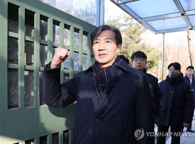 서울구치소로 들어가기 전 주먹 쥐어보이는 조국 [연합뉴스 자료사진]