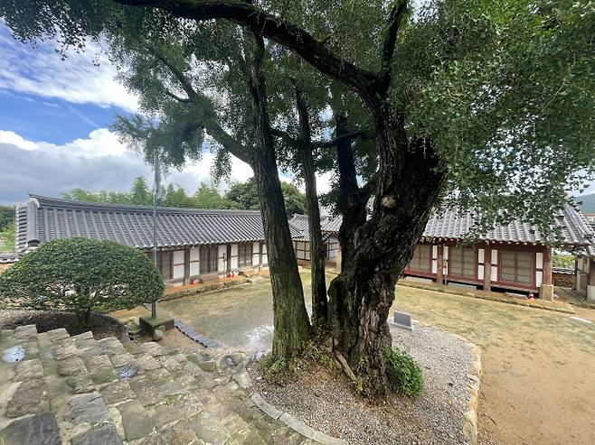 무안항공립소학교(1897)가 열린 무안향교 양사제 건물(좌). 우측 건물은 강당인 명륜당이다.