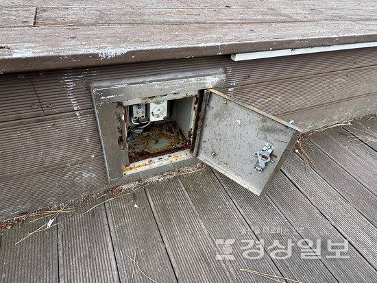 ▲ 울산 동구가 별빛광장 내 공연장 예약을 일시 중단한 가운데 전력 장비 덮개의 연결 나사가 휘어진 채 열려있다.