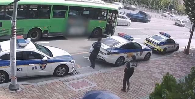 지난달 23일 대구의 한 시내버스가 황급지구대 앞에 정차했다. 경찰관들이 쓰러진 승객을 구하기 위해 달려나가는 모습. 대구경찰청 제공