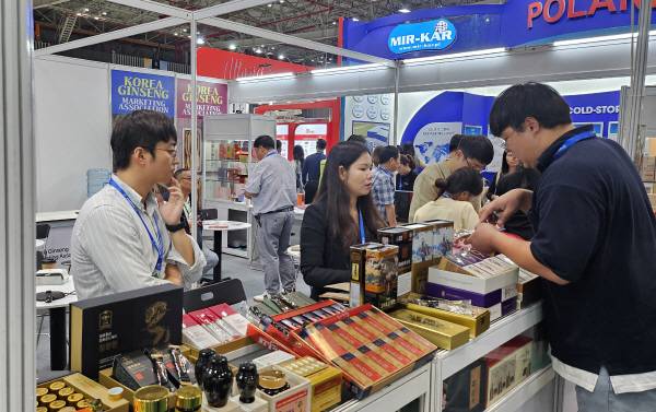 2025 국제식품음료박람회가 7일부터 9일까지 호찌민 사이공 전시컨벤션센터(SECC)에서 열린다. 한국관 부스에 베트남 현지 소비자와 바이어들이 북적이고 있다.&nbsp; 베트남 호치민 현지에서 권진한 기자