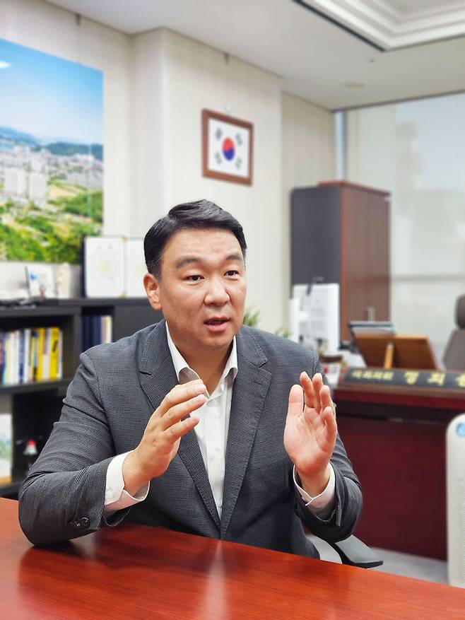 정희용 의원이 영남일보와 인터뷰하고 있다.