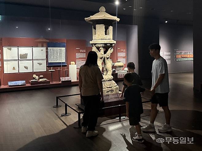 8일 오전 방문한 국립광주박물관에서 가족 단위의 관람객들이 2층 역사문화실의 전시를 관람하고 있다.