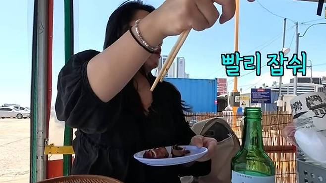 최근 한 유튜버의 속초 오징어난전 관련 영상에 '빨리 먹고 가라' 듯한 불친절한 장면이 올라와 논란이 되고 있다. 사진=뉴시스(유튜브 채널 '김술포차' 캡처)