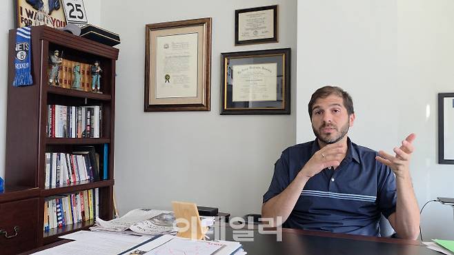 앤드류 거나디스 뉴욕주 상원의원이 지난달 23일 미국 뉴욕에 있는 지역구 사무실에서 이데일리와 인터뷰하고 있다. (사진=이지은 기자)