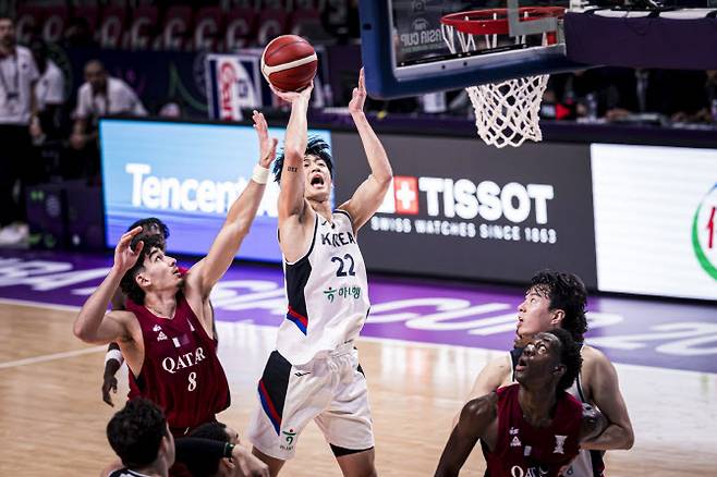 힌극 님지농구 대표팀 여준석이 카타르와 경기에서 골밑슛을 성공시키고 있다. 사진=FIBA