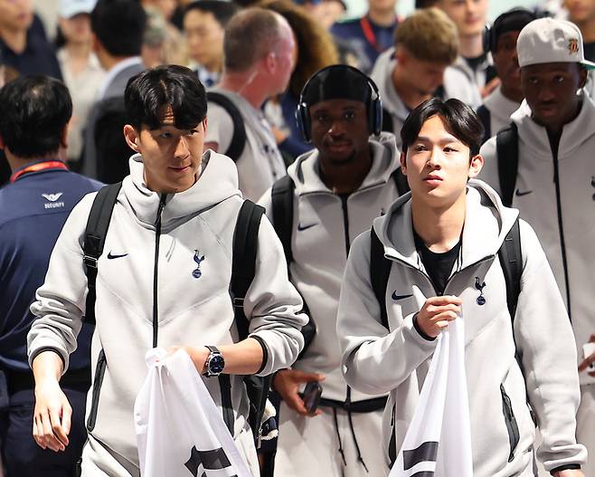 손흥민(LA FC)와 양민혁(토트넘 홋스퍼)이 태극기를 들고 입국한다