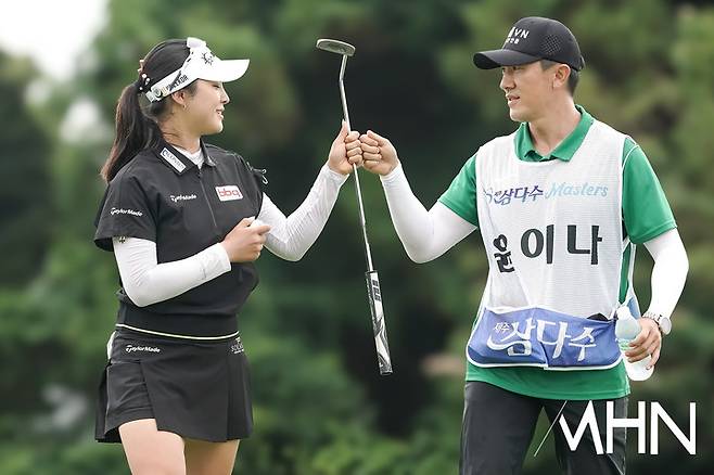 윤이나가 8일 열린 KLPGA 투어 제주삼다수 마스터스 2라운드에서 버디를 잡은 후 캐디와 인사하고 있다.