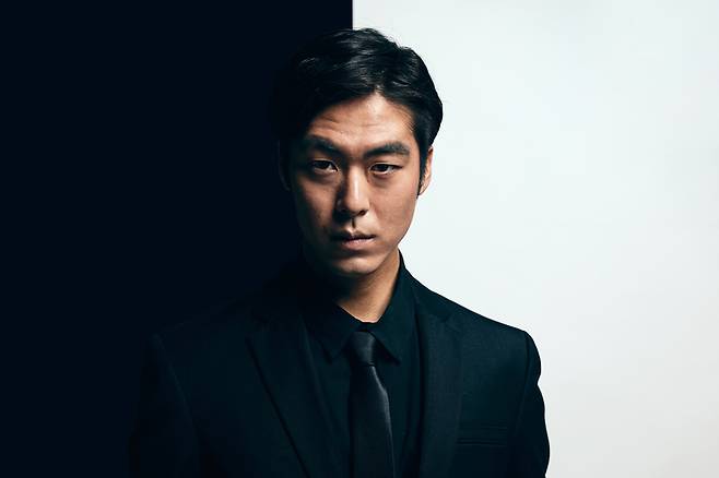 세상을 흑백으로 나누는 이분법적 사고는 수많은 중간 가능성을 무시하고 상대방의 의견을 억지로 밀어내게 된다. [사진= 게티이미지뱅크]