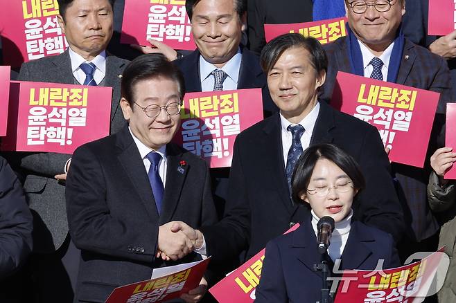 2024년 12월 6일 당시 이재명 더불어민주당 대표와 조국 조국혁신당 대표가 서울 여의도 국회 본청 계단에서 열린 내란 동조 국민의힘 규탄 및 탄핵소추안 가결 촉구 제 시민사회 및 야5당 공동기자회견에서 손을 맞잡고 있다. 2024.12.6/뉴스1 ⓒ News1 안은나 기자