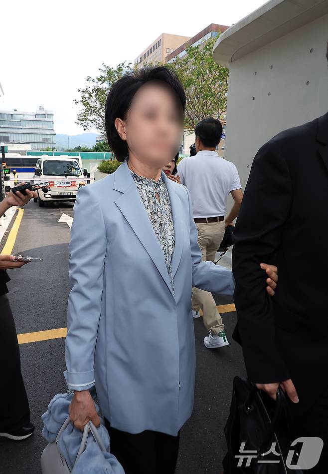 '건진법사 청탁' 관련 한학자 통일교 총재 비서실장인 정모 씨가 8일 오전 서울 종로구에 마련된 김건희 특검팀(특별검사 민중기) 사무실로 소환 조사에 출석하고 있다. 2025.8.8/뉴스1 ⓒ News1 박정호 기자