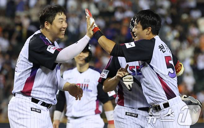 8일 오후 서울 송파구 잠실야구장에서 열린 프로야구 '2025 신한 SOL뱅크 KBO 리그' 한화 이글스와 LG 트윈스의 경기에서 10회말 LG 공격 끝내기 안타를 친 천성호가 동료들과 기쁨을 나누고 있다. 2025.8.8/뉴스1 ⓒ News1 김명섭 기자