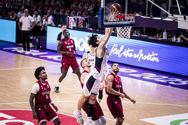 남자농구 대표팀 여준석이 8일 사우디아라비아 제다에서 열리 2025 FIBA 아시아컵 A조 조별리그 2차전 카타르전에서 덩크를 터뜨리고 있다. 사진 | FIBA