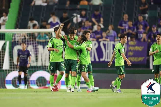 Jeonbuk Park Jin -seop (middle) is cheering after scoring the first goal in Anyangjeon on the 8th. Photo | Korea Professional Football Federation