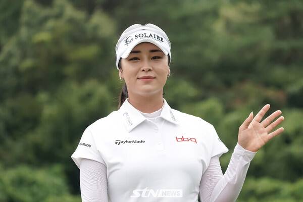 2025시즌 '제12회 제주삼다수 마스터스'(총상금 10억 원, 우승상금 1억 8천만 원)가 제주도 서귀포시에 위치한 사이프러스 골프앤리조트(파72/6,586야드)에서 열리고 있다. 7일 윤이나(솔레어)가 2번 홀에서 경기하고 있다. /사진(제주)=손진현 기자