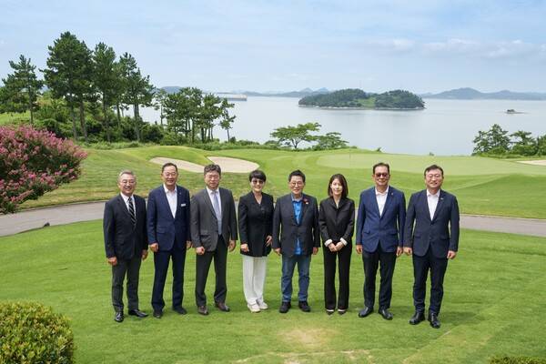 LPGA 아시아 서윤정 이사, BMW 코리아 주양예 본부장, 전라남도 명창환 행정부지사, 해남군 명현관 군수, 더불어민주당 박지원 국회의원, 파인비치 허명호 대표. /사진=BMW 코리아