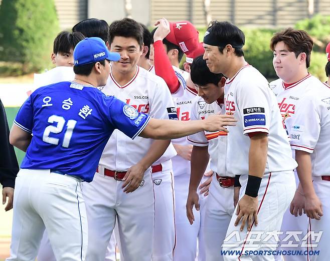 7일 인천 SSG랜더스필드에서 열린 SSG와 삼성의 경기. 오승환이 은퇴 기념 행사에서 양 팀 선수들과 기념촬영을 함께했다. SSG 선수들의 인사를 받고 있는 오승환. 인천=송정헌 기자songs@sportschosun.com/2025.08.07/