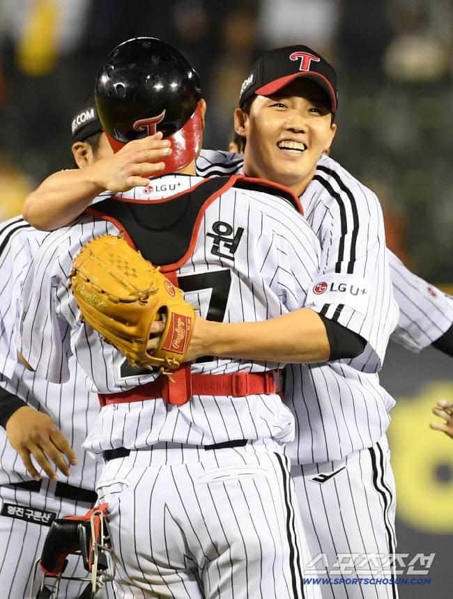 26일 잠실구장에서 열린 LG 트윈스와 한화 이글스의 경기. 생애 첫 완봉승을 거둔 LG 선발 임찬규가 환호하고 있다. 잠실=박재만 기자 pjm@sportschosun.com/2025.03.26/