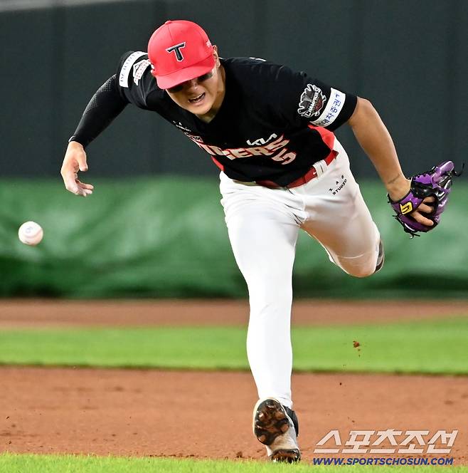 던지려던 공이 손에서 빠지고