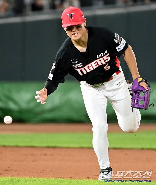 통증을 느낀 듯 얼굴을 찡그리는 김도영