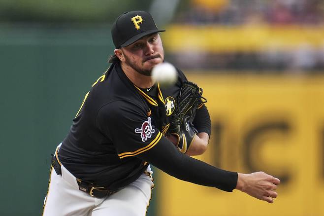 피츠버그 파이어리츠 폴 스킨스가 8일(한국시각) PNC파크에서 열린 신시내티 레즈전에 선발등판해 2회초 투구를 하고 있다. AP연합뉴스