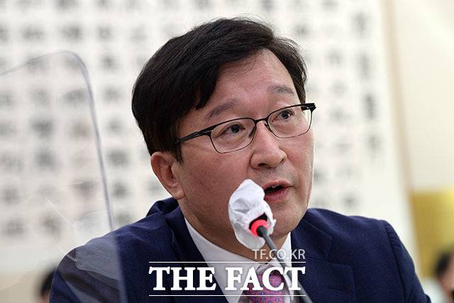 김웅 전 국민의힘 의원의 수사를 무마시켰다는 의혹을 받는 송경호 전 서울중앙지검장 등을 수사해 온 고위공직자범죄수사처(공수처)가 불기소 결정을 내렸다. 송경호 서울중앙지검 검사장이 지난 2022년 10월18일 오전 서울 여의도 국회에서 열린 법제사법위원회의 서울고등검찰청, 서울중앙지방검찰청, 수원고등검찰청 등 수도권 검찰청에 대한 국정감사에서 질의 답변을 하고 있다. /국회=남윤호 기자