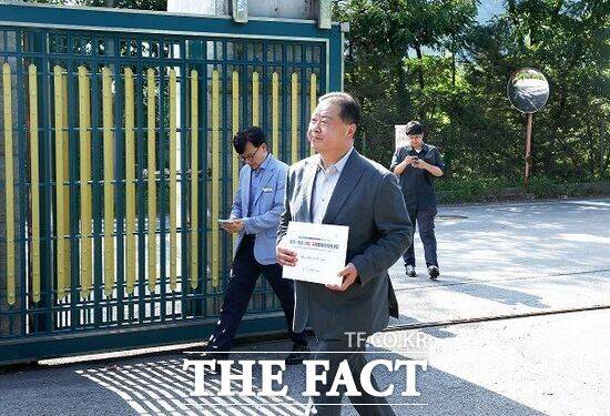 김경일 파주시장이 7일 '파주~개성 DMZ 국제평화마라톤대회' 개최를 위한 북한주민접촉신고서를 제출하기 위해 통일부 청사에 들어서고 있다. /파주시