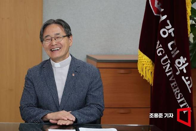 심종혁 서강대학교 총장이 서울 마포구 서강대학교 본관 총장실에서 아시아경제와 인터뷰 하고 있다. 조용준 기자