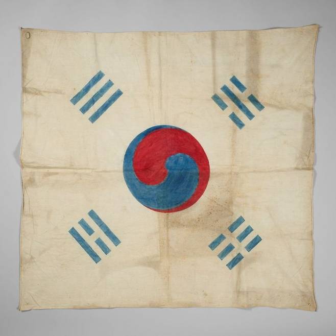 프랑스 국립기메동양박물관이 소장 중인 1900년 파리 만국박람회 출품 추정 태극기. 대한민국역사박물관