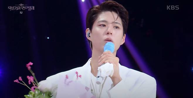 지난 8월 1일 종영한 '더 시즌즈-박보검의 칸타빌레'가 오늘(8일) 스페셜 방송을 한다. 첫 배우 MC로 나선 박보검은 1.5%의 시청률로 출발해 안정적인 진행과 음악적 재능을 뽐냈다. 특히 아이유가 깜짝 출연한 마지막 회(막방)는 두 사람의 특별한 인연과 듀엣 무대로 큰 화제를 모으며 감동 속에 마무리되었다.ㅇㅇ