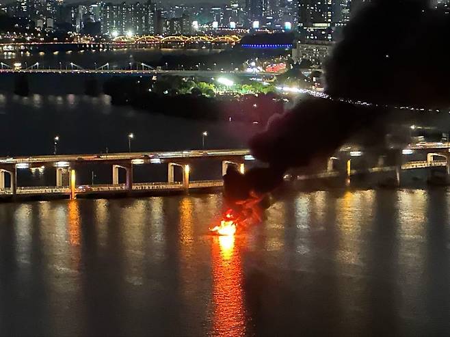 8일 오후 서울 반포대교 인근 수상에 떠 있던 선박에서 화재가 발생해 소방당국이 진화에 나섰다./뉴스1
