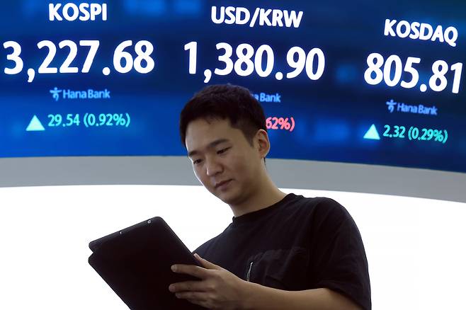 7일 오후 서울 중구 하나은행 본점 딜링룸 전광판에 증시가 표시되고 있다. /뉴스1