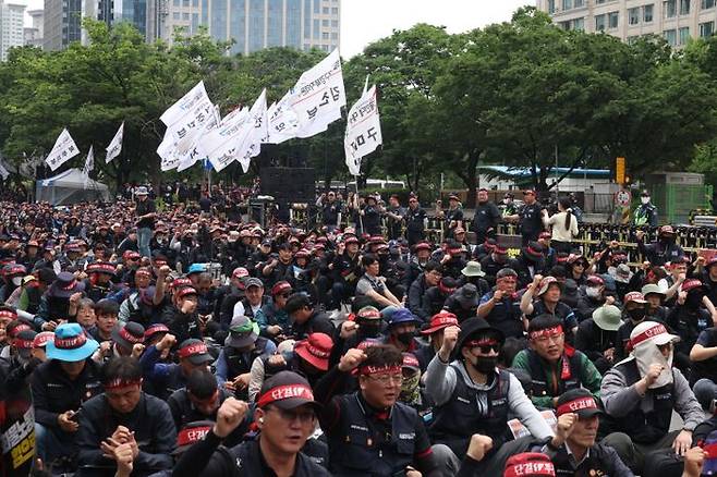 서울 여의도 국회 앞에서 열린 ‘화물노동자의 힘으로! 안전운임제 확대! 지속가능한 화물운송산업! 화물연대 확대간부 결의대회’에서 참가자들이 구호를 외치고 있다.ⓒ뉴시스