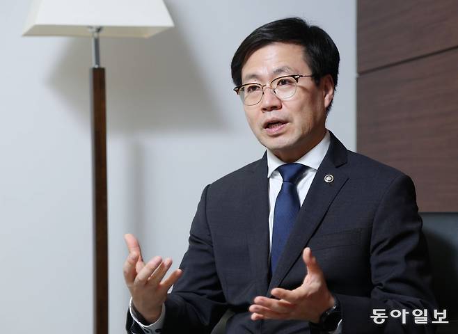 6일 서울 대한상공회의소 사무실에서 만난 여한구 산업통상자원부 통상교섭본부장은 한미 관세 협상이 극적으로 타결됐지만 “안심할 상황은 아니다”라고 강조하며 반도체, 자동차, 의약품 등 미국의 전략적 품목관세 부과 기조는 지속될 것이라고 시사했다. 다만 반도체와 관련해 “한국이 다른 국가 대비 불리하지 않은 대우를 받기로 약속했다”며 삼성전자와 SK하이닉스 등이 100% 관세 대상이 되진 않을 것이라고 했다. 신원건 기자 laputa@donga.com