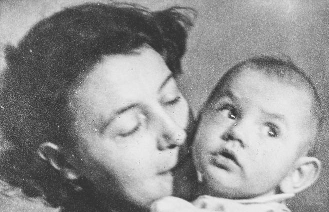 입양한 아들 리처드와 함께 한 아일린(왼쪽). 오웰 아카이브 제공.