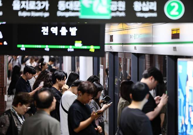 4일 서울 지하철 2호선 시청역에서 시민들이 지하철을 기다리고 있다.  2025.7.4 뉴스1